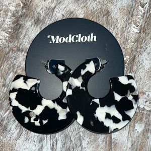 3/$20🎀 ModCloth hoop style earrings! Black white